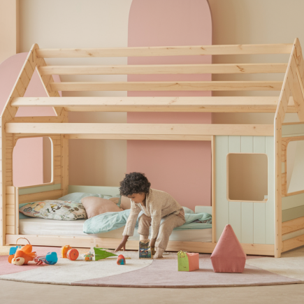 chambre-enfant-lit-bois-jouets