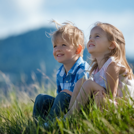 enfants-colline-ensoleillee-montagnes-ciel