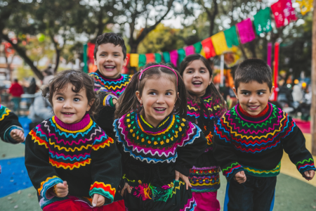 enfants-mexicains-vetements-traditionnels-parc-fete