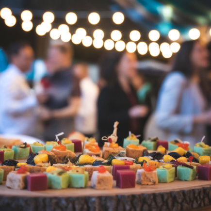 plateau-cubes-aperitifs-table-bois