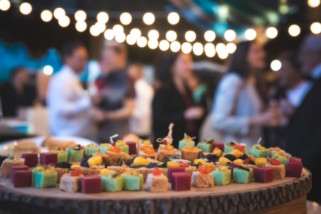 plateau-cubes-aperitifs-table-bois