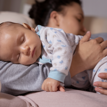 bebe-pyjama-parent-tendresse-chambre-pastel
