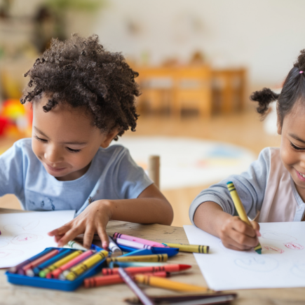 enfants-dessin-crayons-salle-jeux