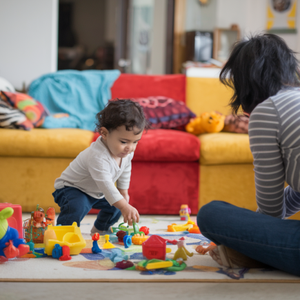 enfant-jouant-salon-coloré-jouets-disperés
