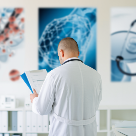 medecin-blouse-dossier-cabinet-equipements