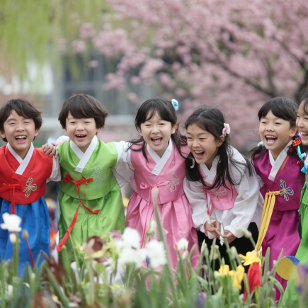 enfants-coreens-vetements-traditionnels-parc-fleuri